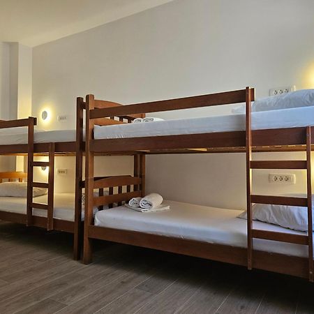 חוואר Luka'S Lodge Guesthouse & Hostel מראה חיצוני תמונה