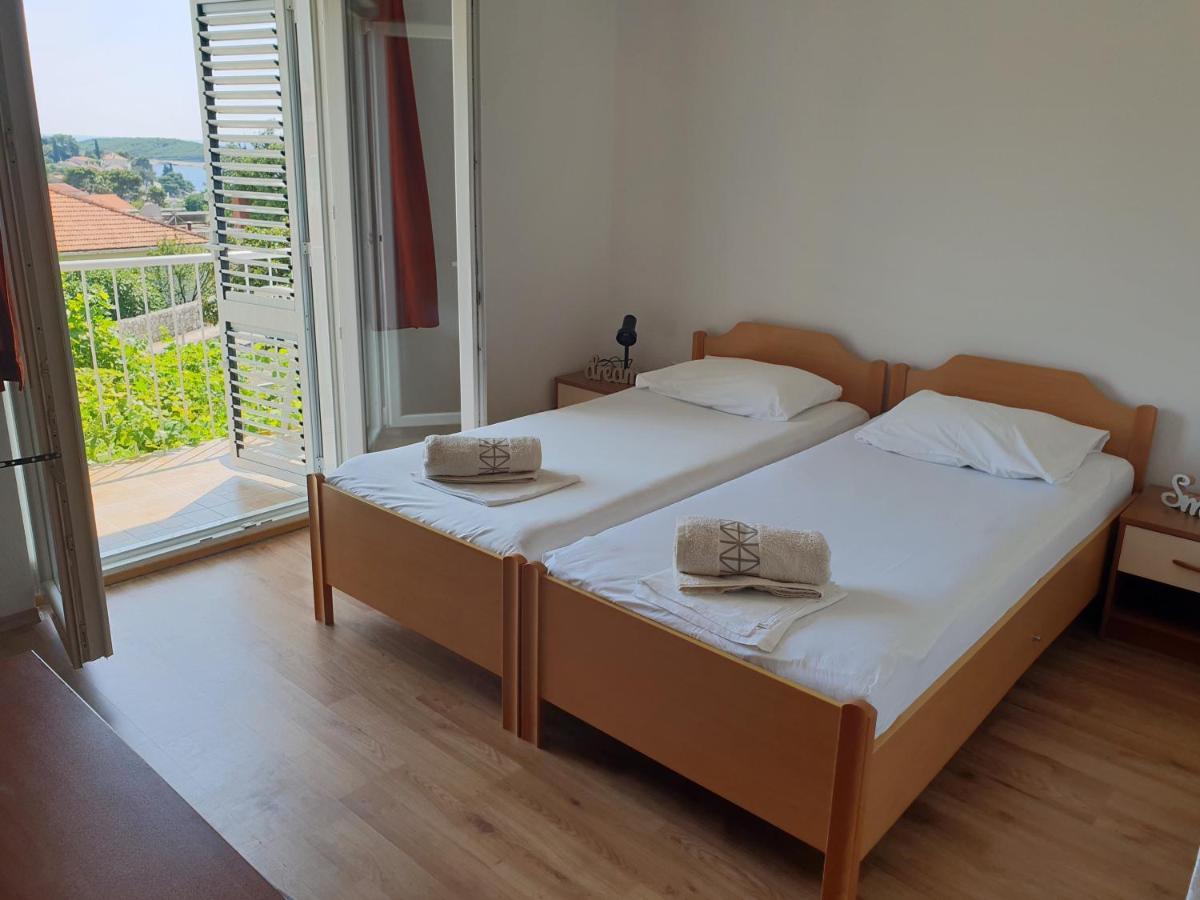 חוואר Luka'S Lodge Guesthouse & Hostel מראה חיצוני תמונה