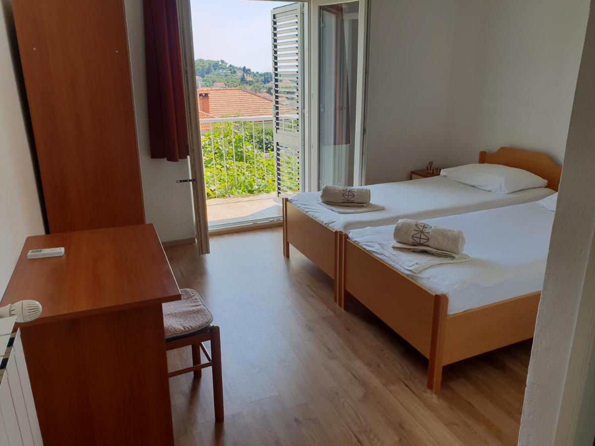 חוואר Luka'S Lodge Guesthouse & Hostel מראה חיצוני תמונה