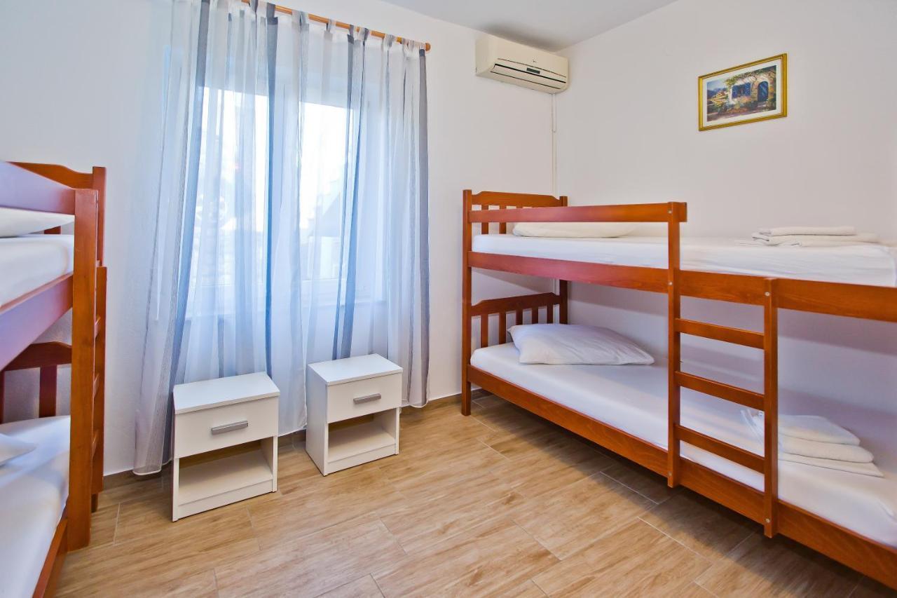 חוואר Luka'S Lodge Guesthouse & Hostel מראה חיצוני תמונה
