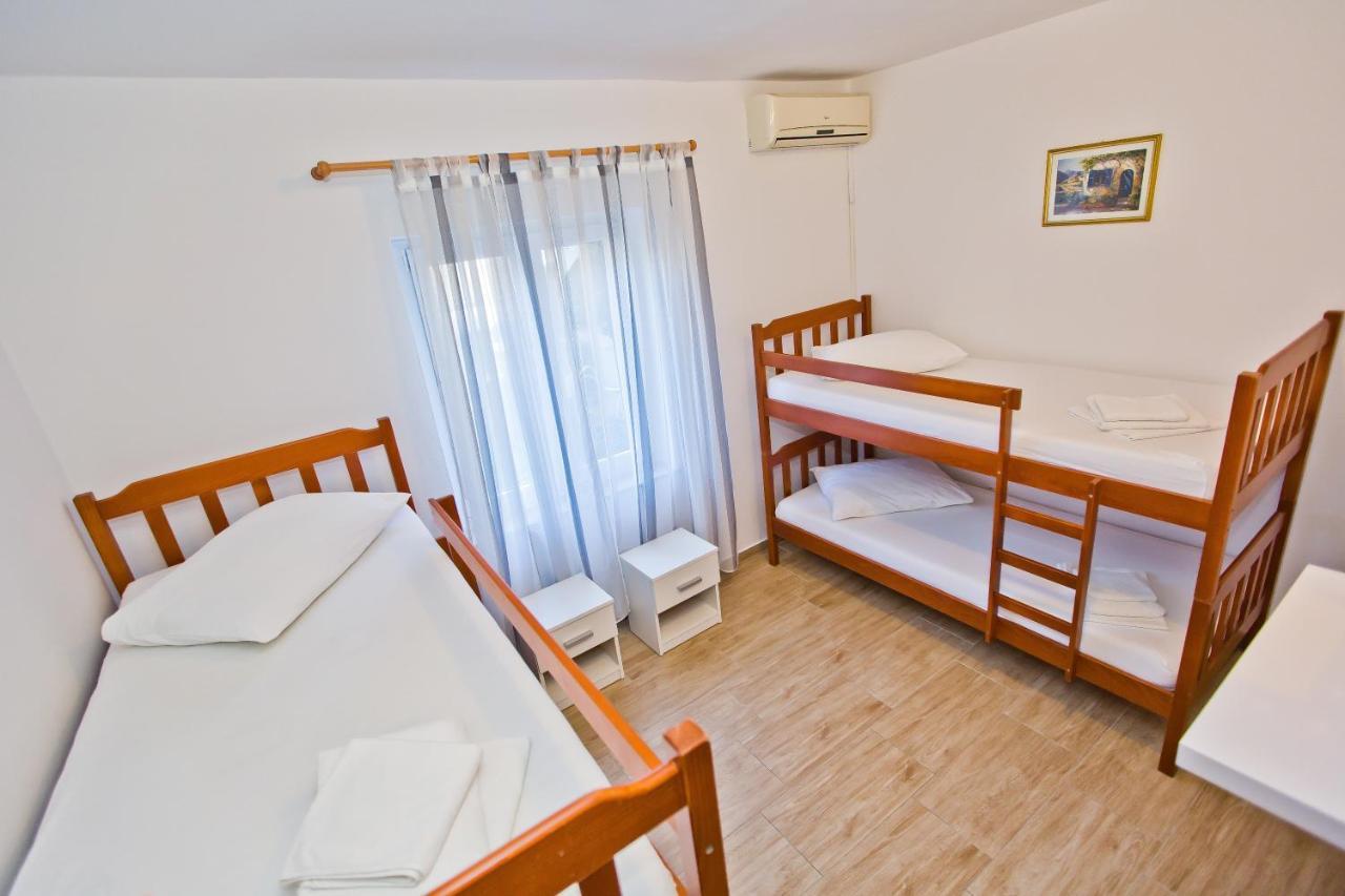 חוואר Luka'S Lodge Guesthouse & Hostel מראה חיצוני תמונה