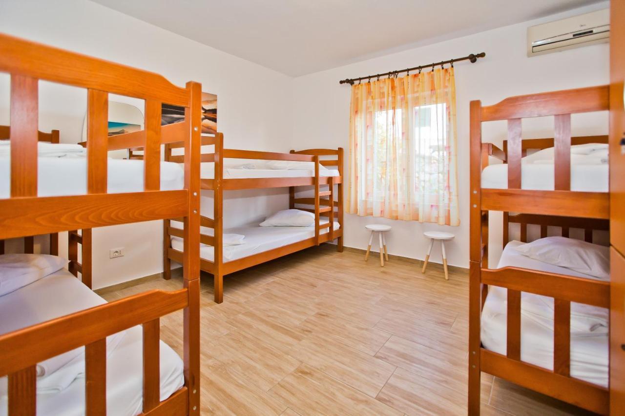 חוואר Luka'S Lodge Guesthouse & Hostel מראה חיצוני תמונה
