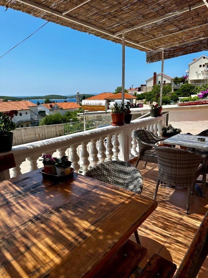 חוואר Luka'S Lodge Guesthouse & Hostel מראה חיצוני תמונה
