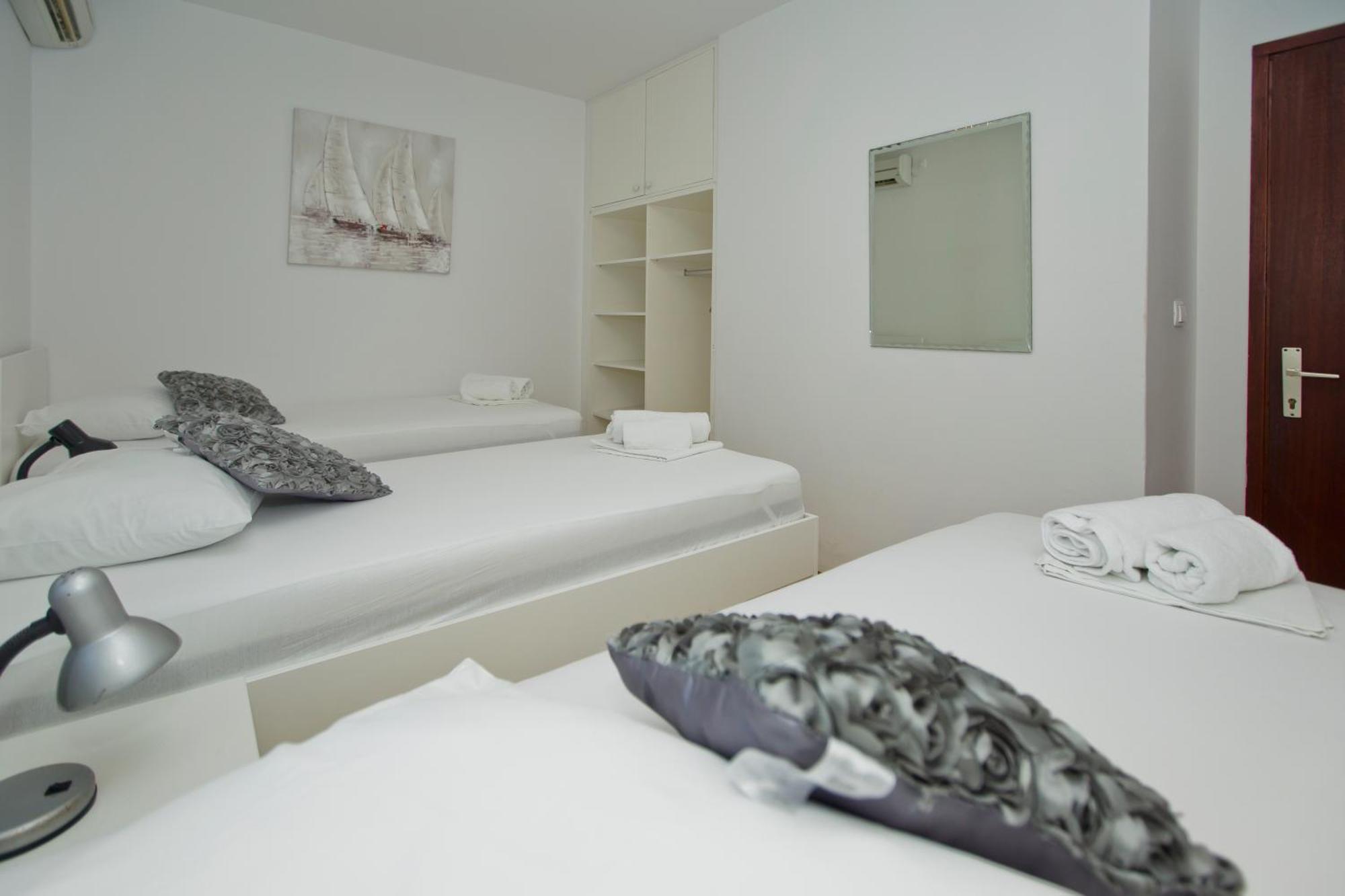 חוואר Luka'S Lodge Guesthouse & Hostel מראה חיצוני תמונה