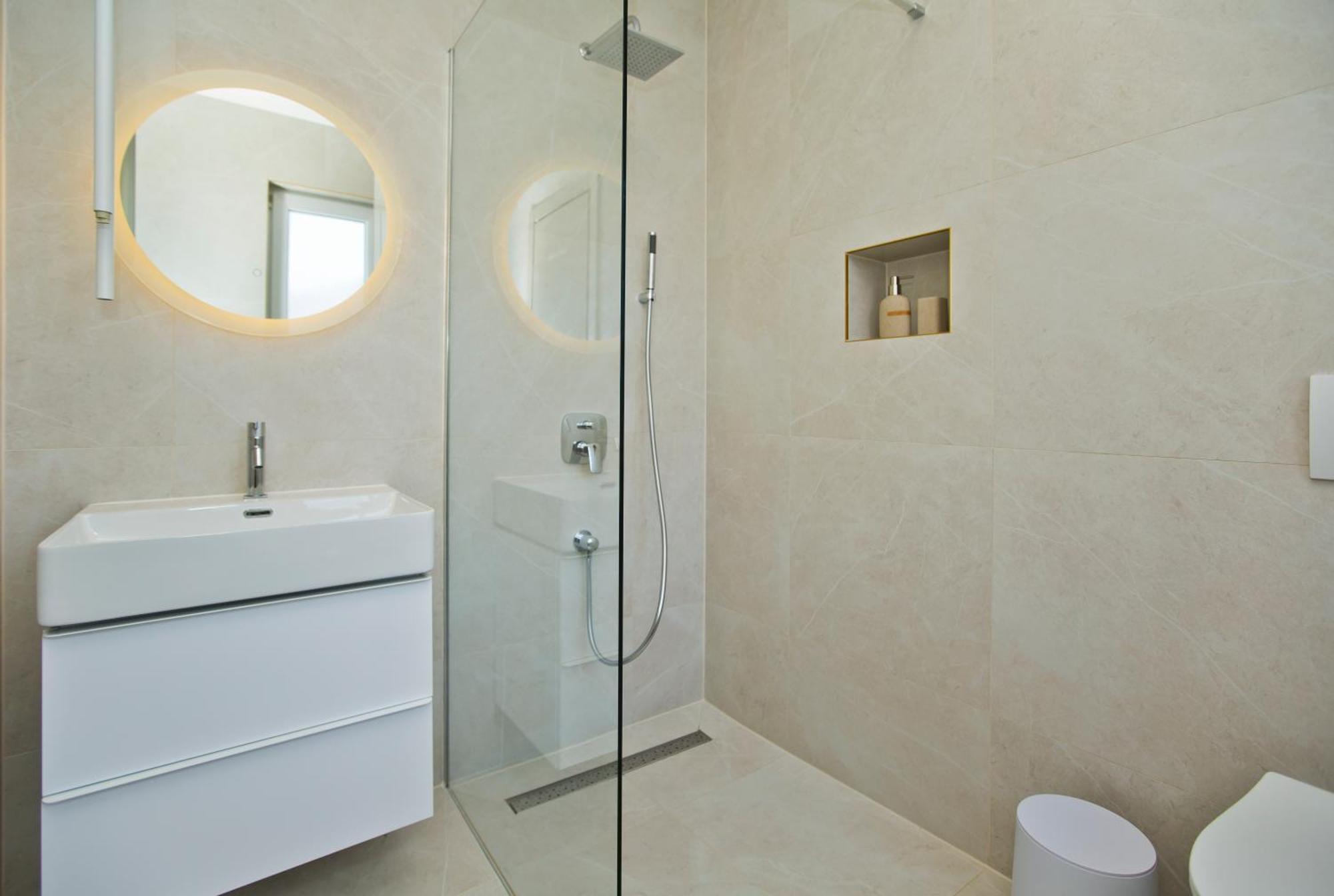 חוואר Luka'S Lodge Guesthouse & Hostel מראה חיצוני תמונה