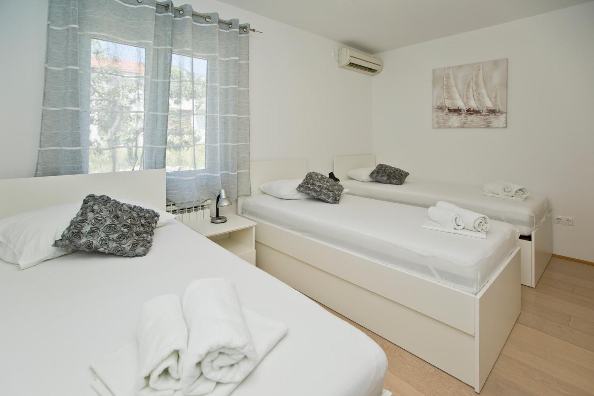 חוואר Luka'S Lodge Guesthouse & Hostel מראה חיצוני תמונה