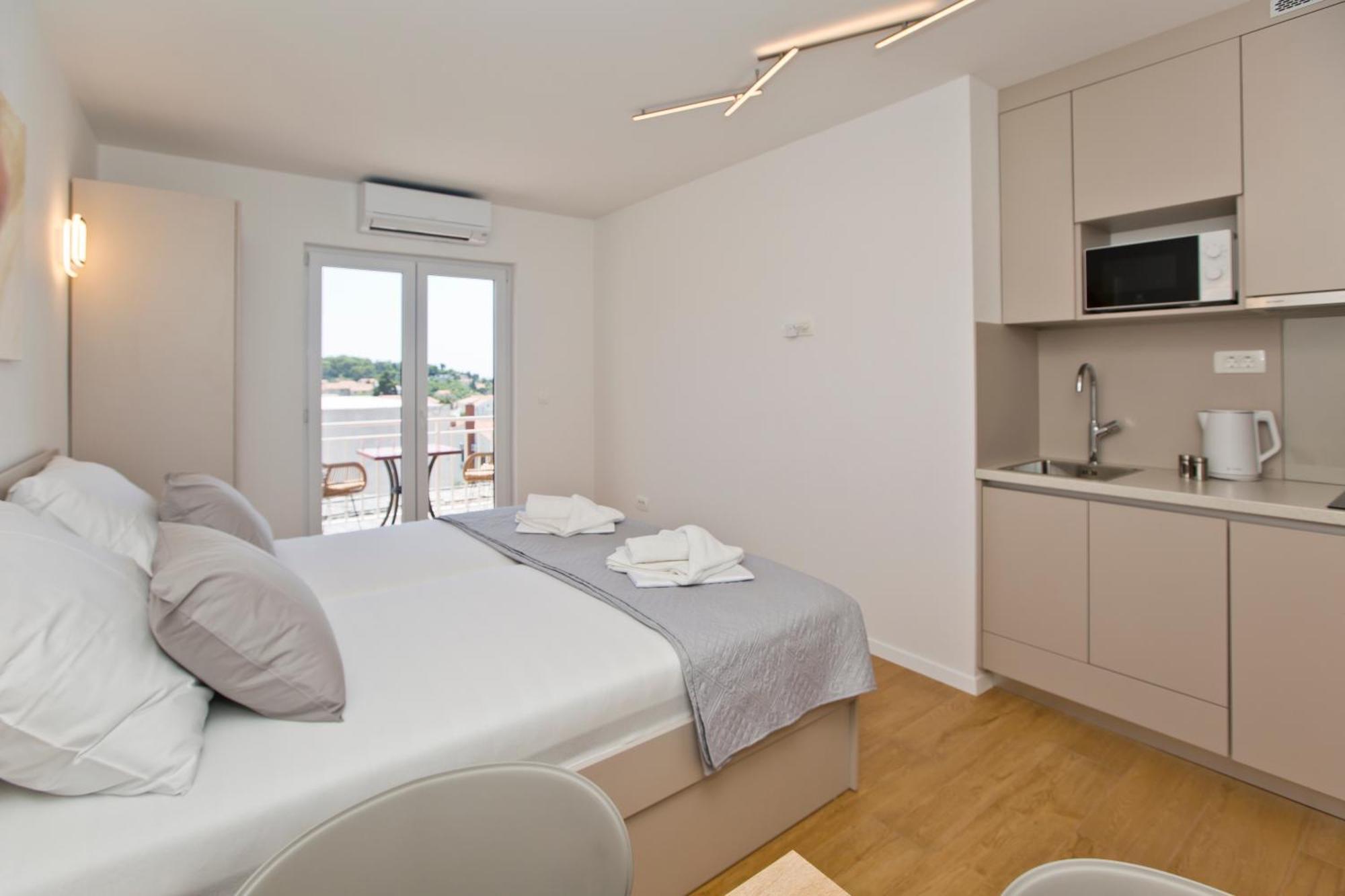 חוואר Luka'S Lodge Guesthouse & Hostel מראה חיצוני תמונה