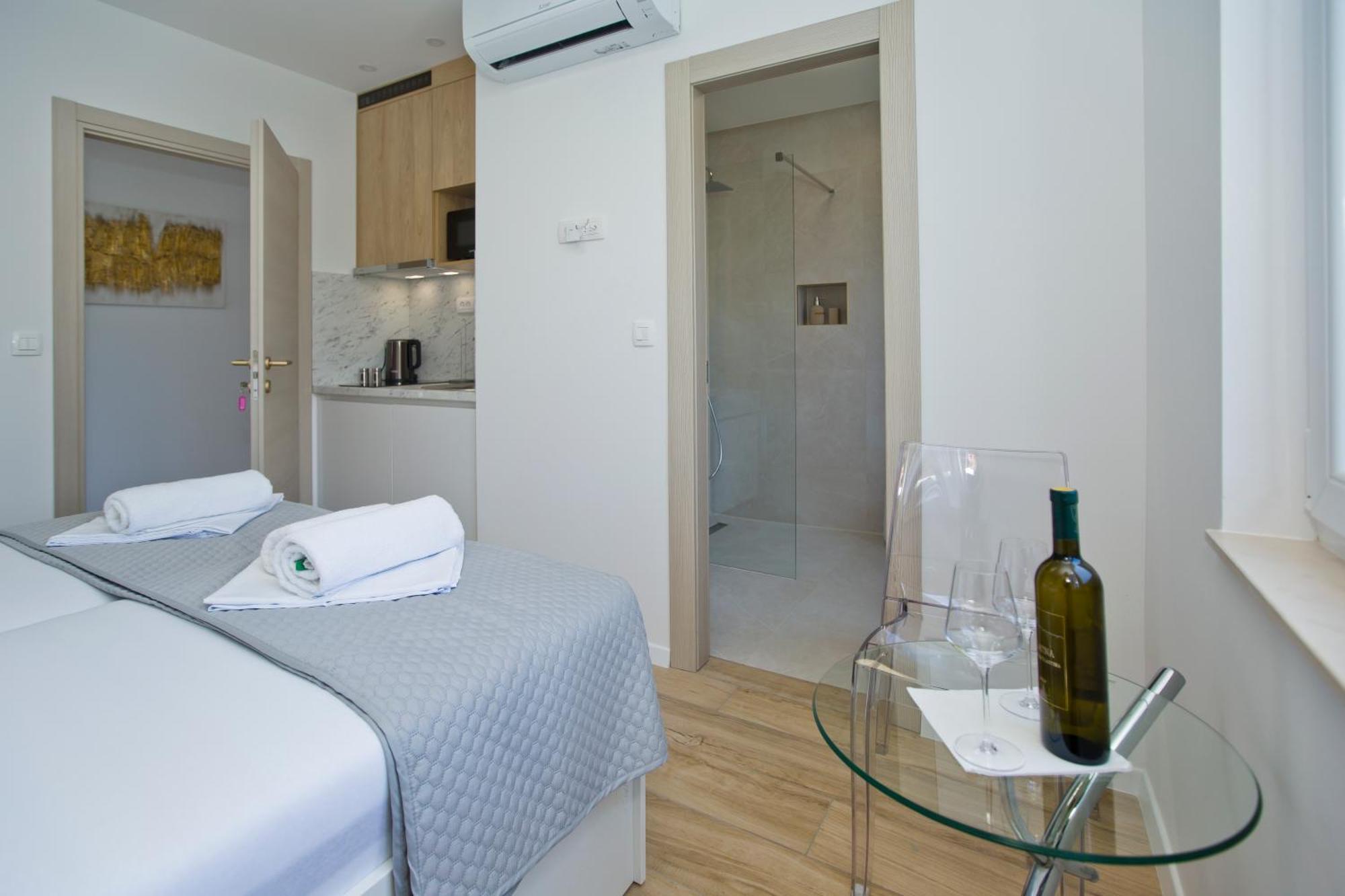 חוואר Luka'S Lodge Guesthouse & Hostel מראה חיצוני תמונה
