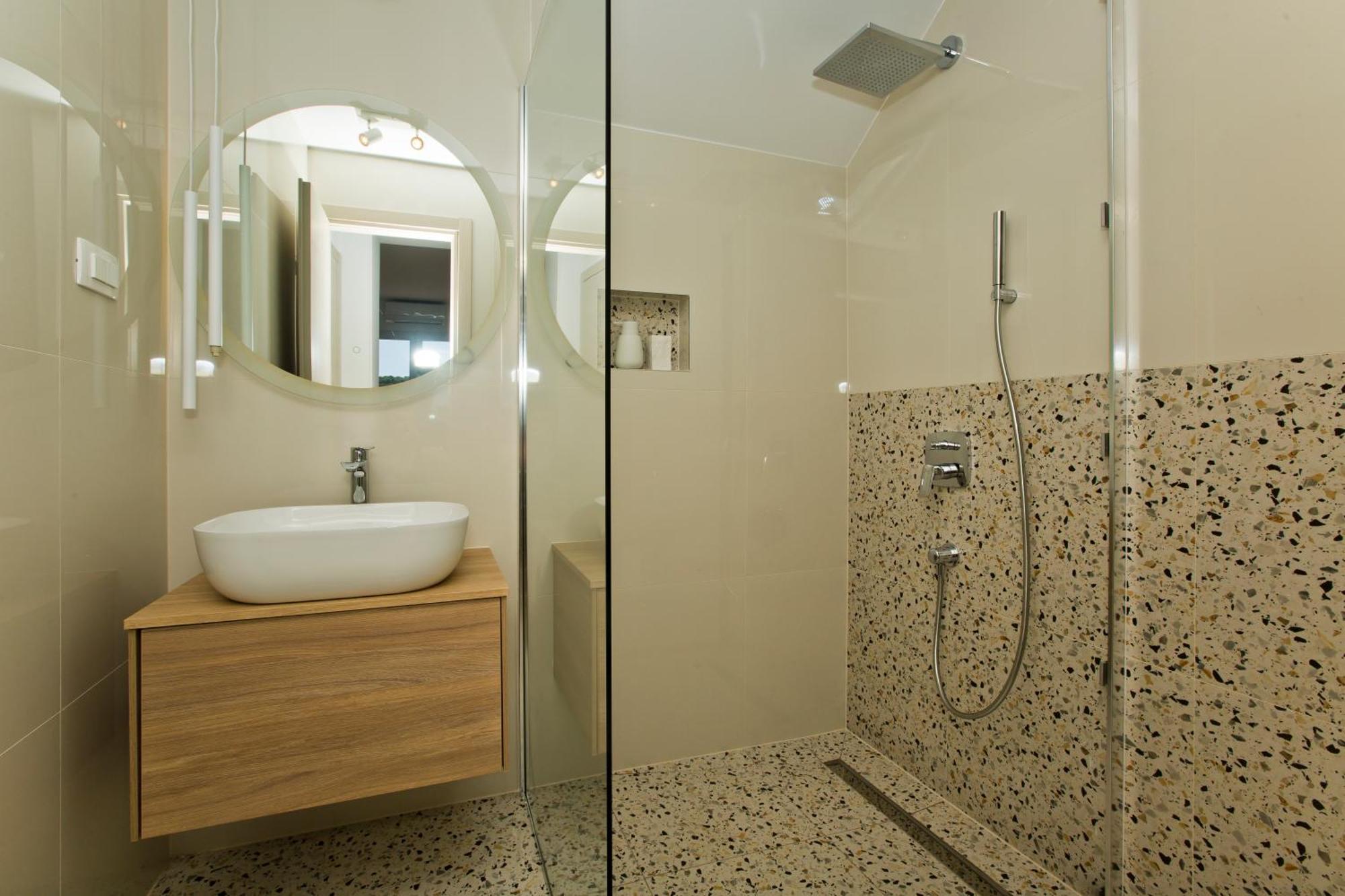 חוואר Luka'S Lodge Guesthouse & Hostel מראה חיצוני תמונה