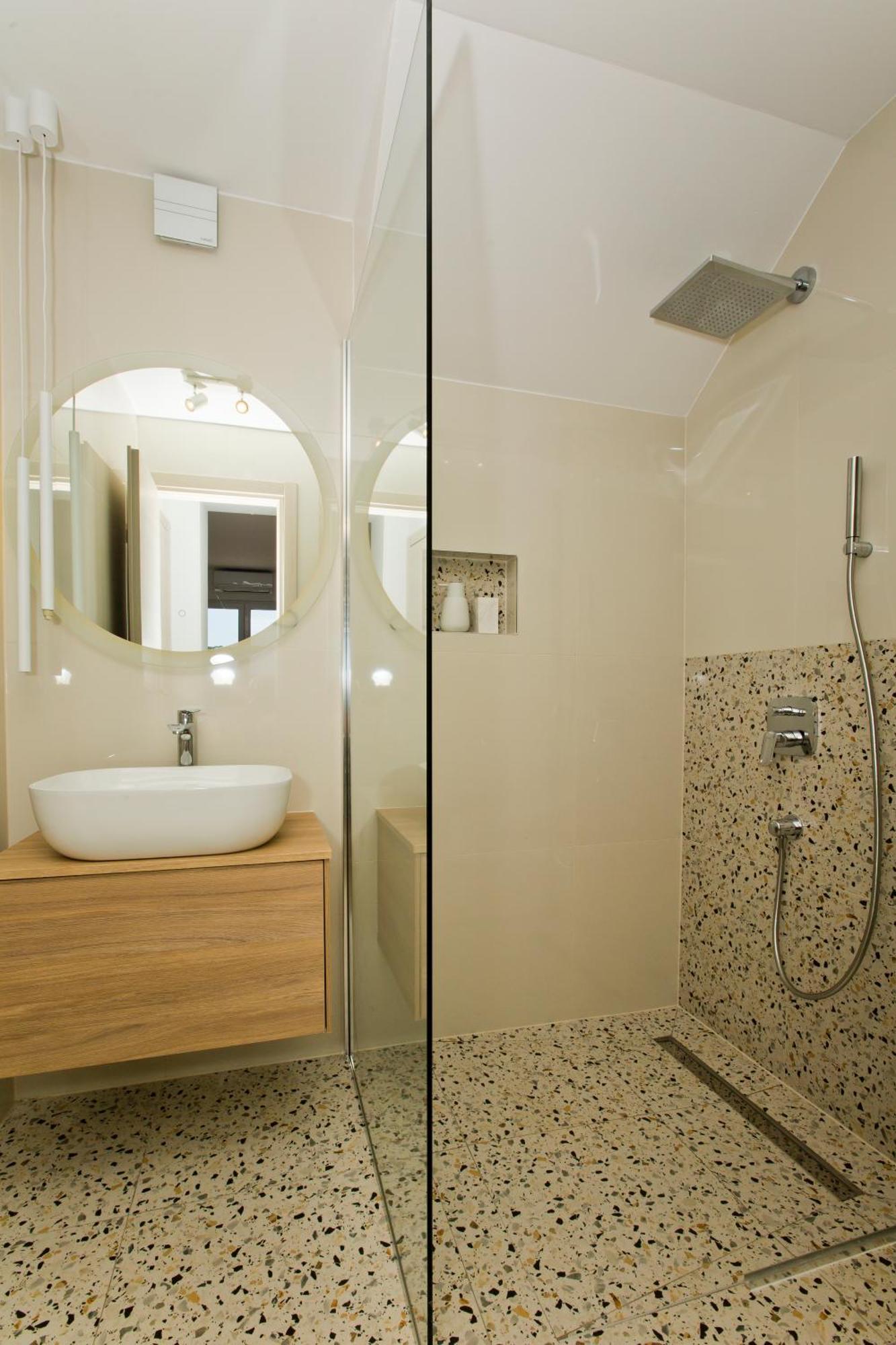 חוואר Luka'S Lodge Guesthouse & Hostel מראה חיצוני תמונה