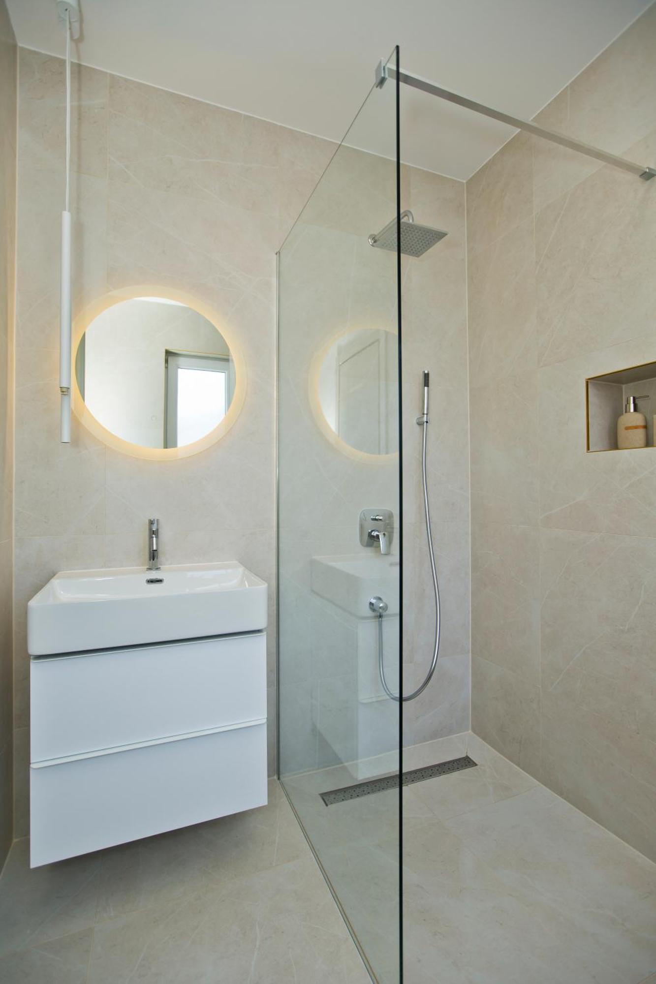 חוואר Luka'S Lodge Guesthouse & Hostel מראה חיצוני תמונה