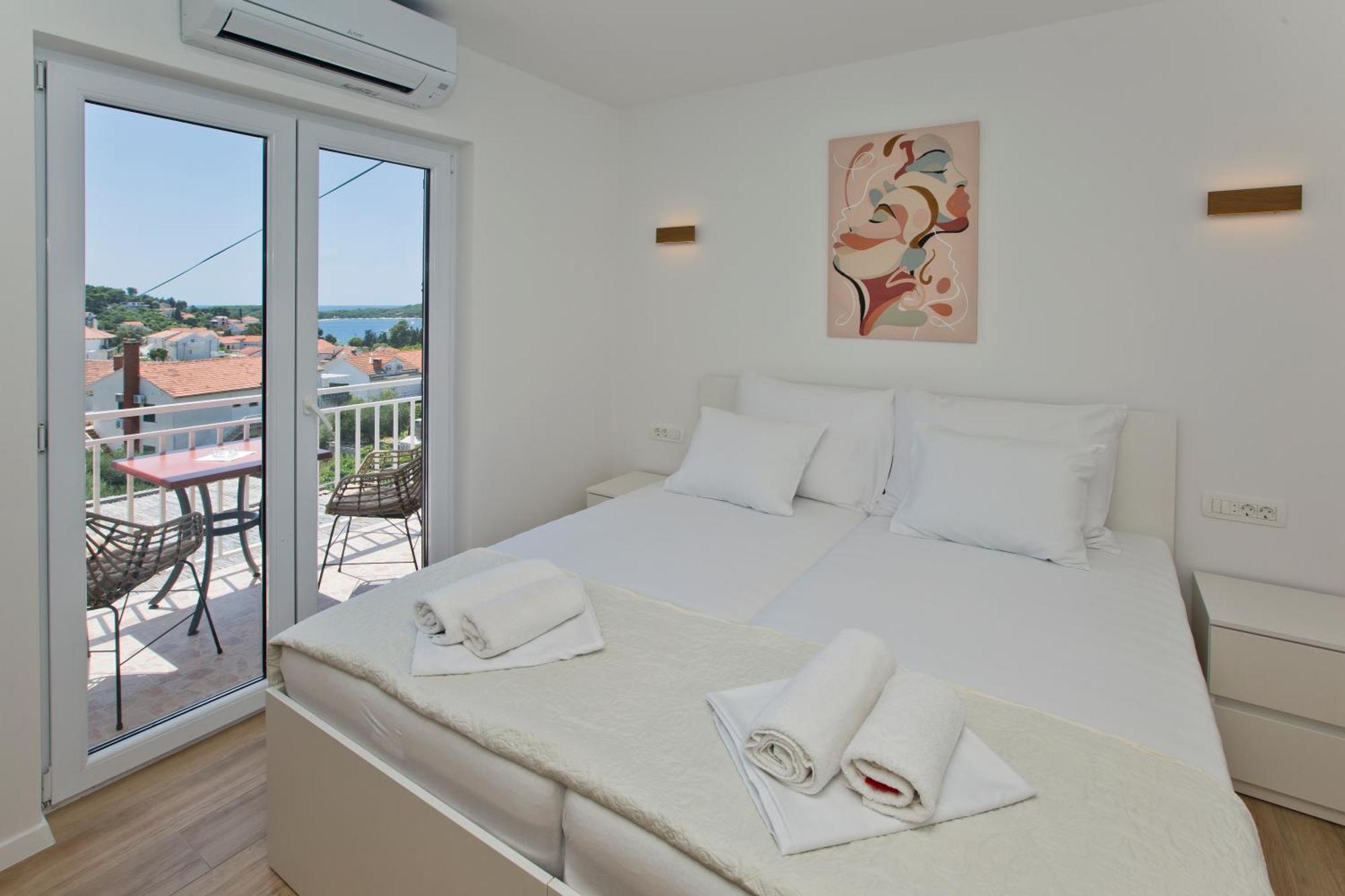 חוואר Luka'S Lodge Guesthouse & Hostel מראה חיצוני תמונה