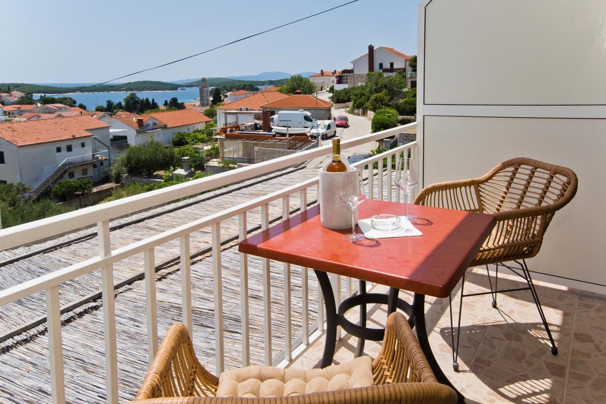 חוואר Luka'S Lodge Guesthouse & Hostel מראה חיצוני תמונה