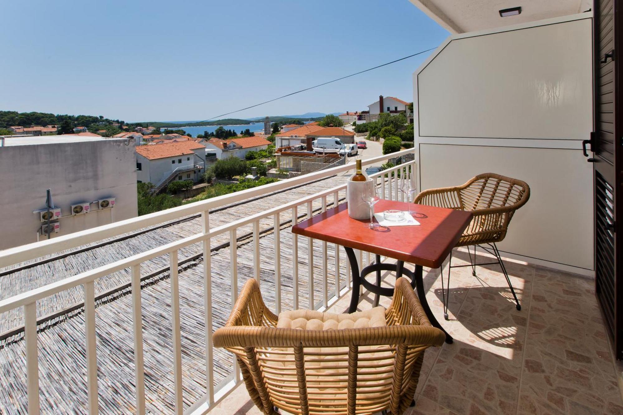 חוואר Luka'S Lodge Guesthouse & Hostel מראה חיצוני תמונה