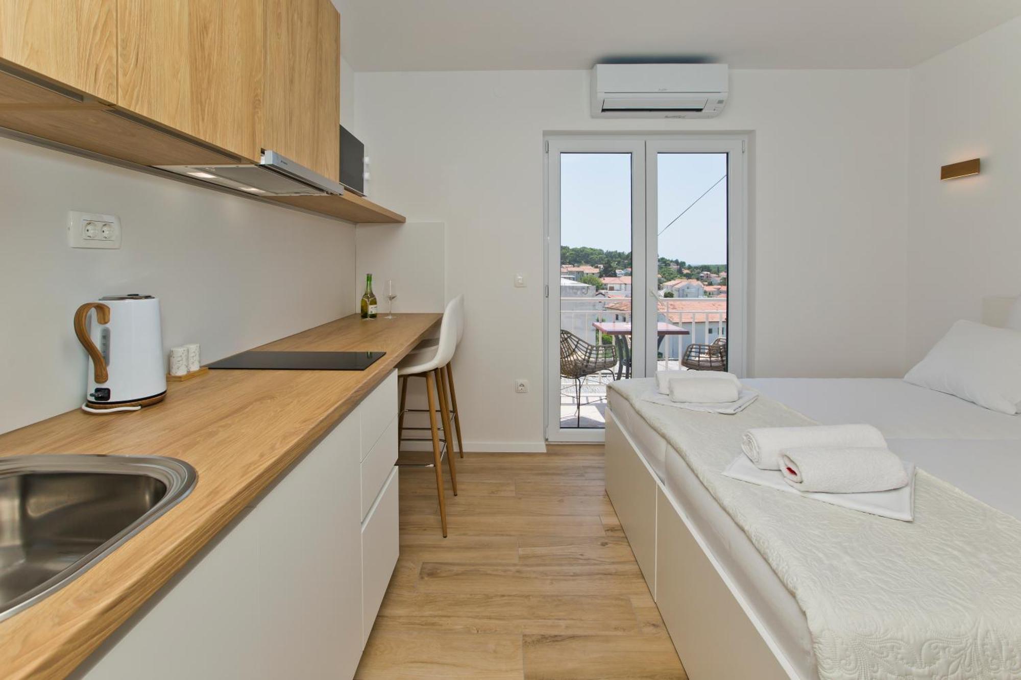 חוואר Luka'S Lodge Guesthouse & Hostel מראה חיצוני תמונה