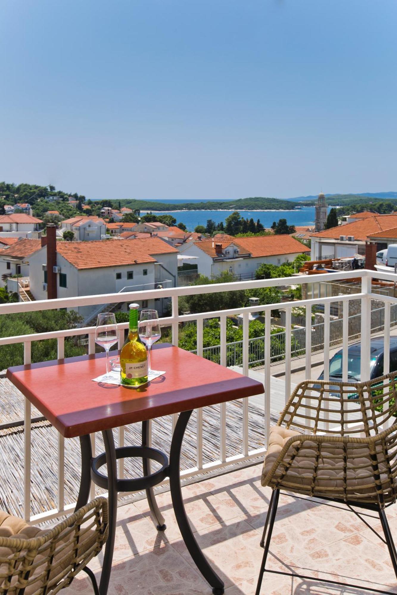 חוואר Luka'S Lodge Guesthouse & Hostel מראה חיצוני תמונה
