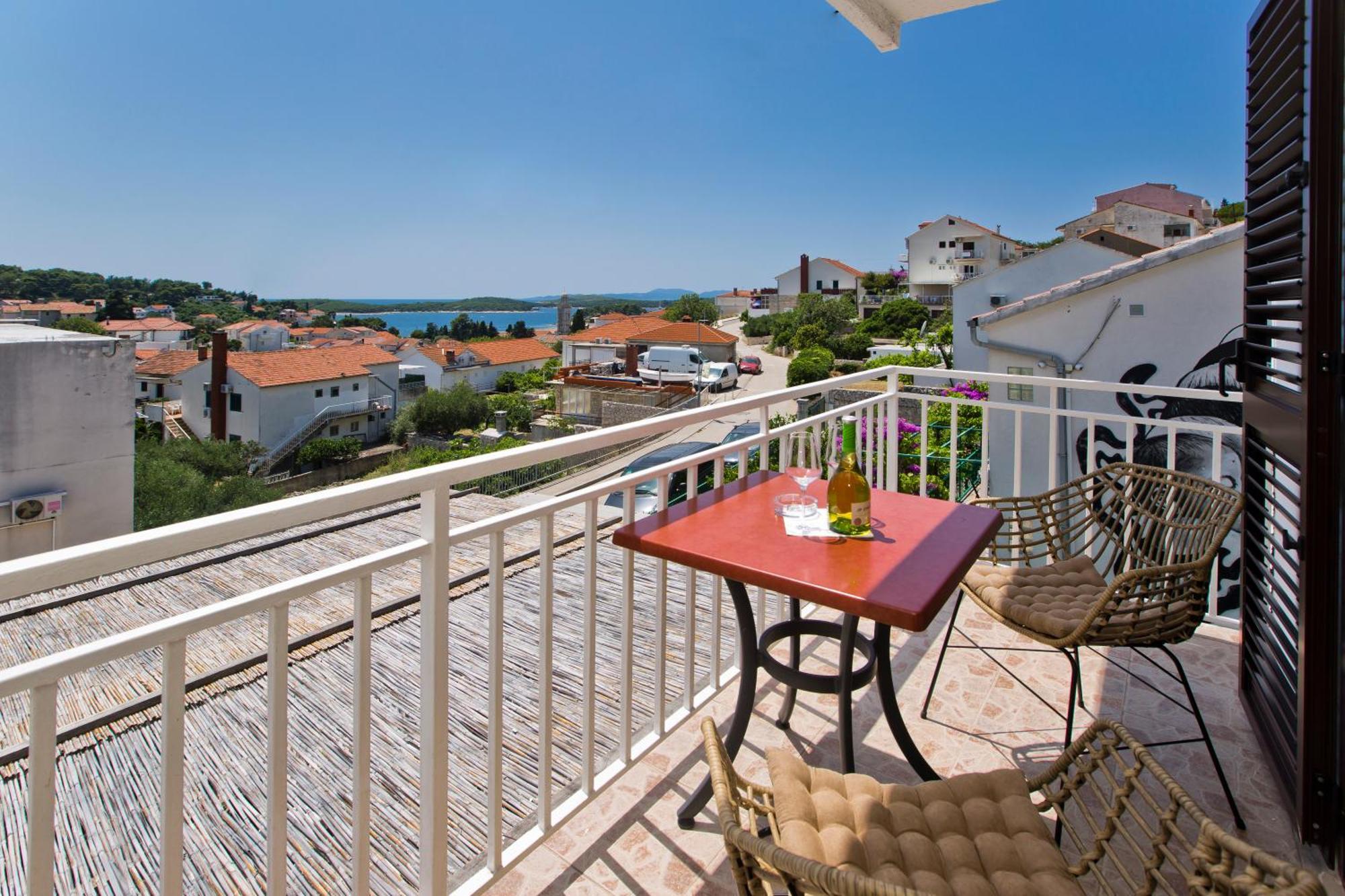 חוואר Luka'S Lodge Guesthouse & Hostel מראה חיצוני תמונה