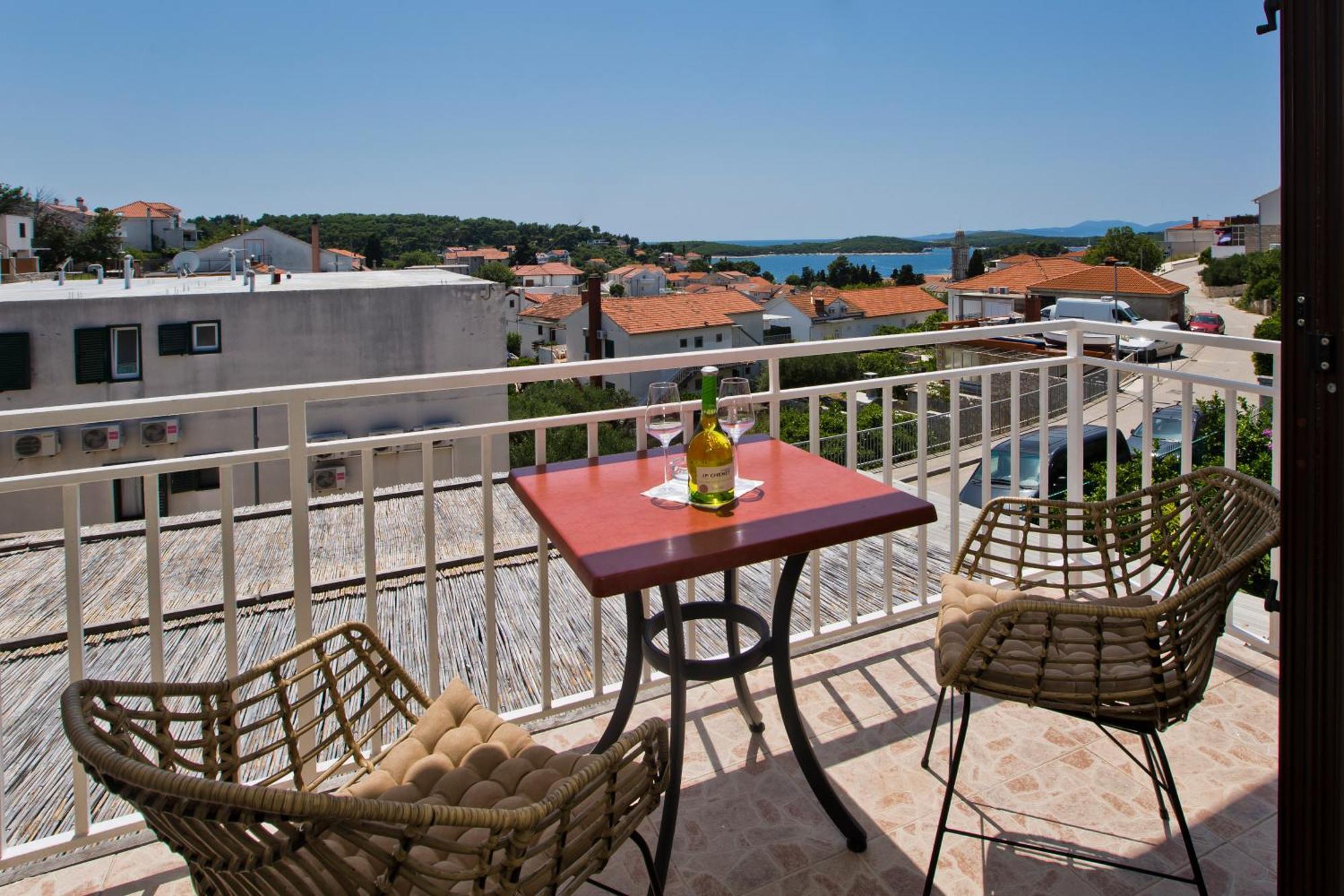 חוואר Luka'S Lodge Guesthouse & Hostel מראה חיצוני תמונה