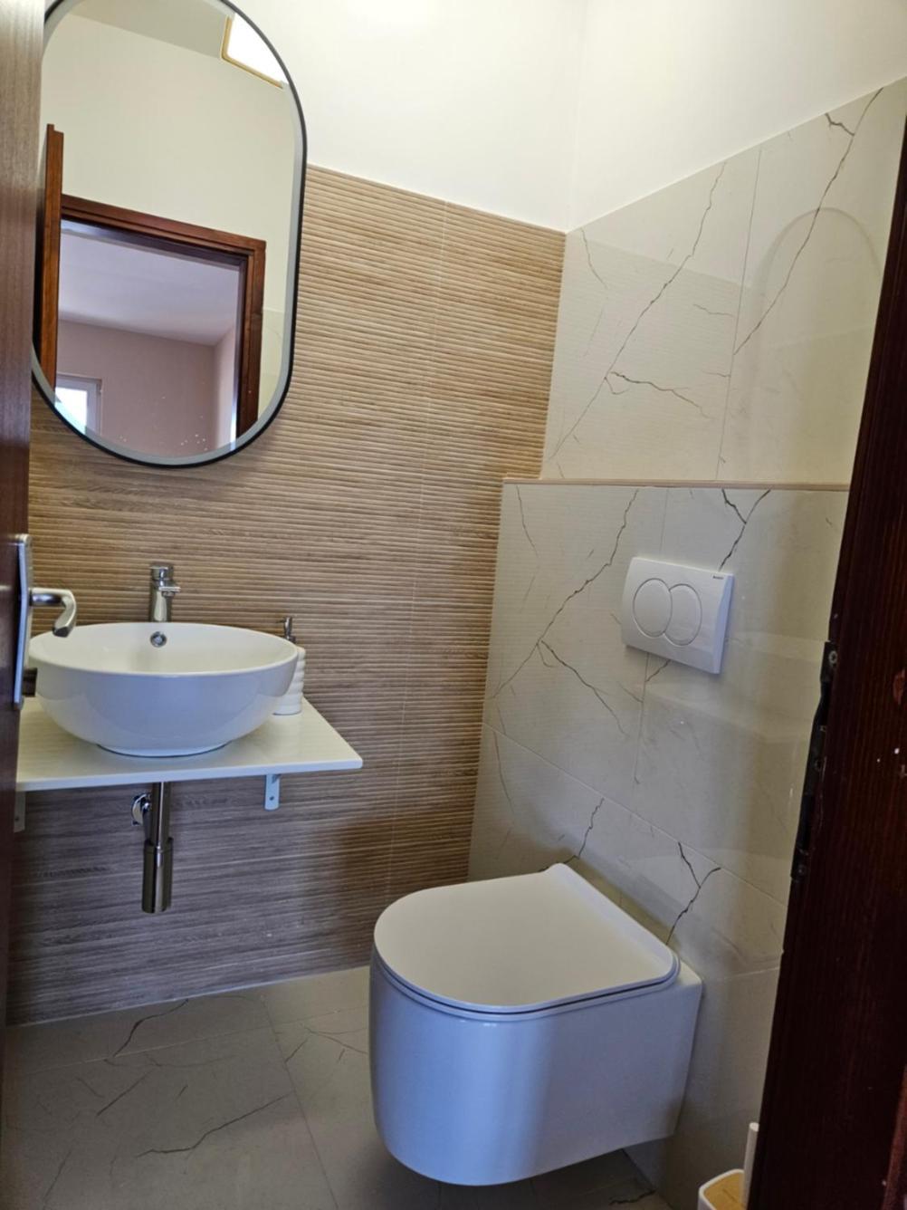חוואר Luka'S Lodge Guesthouse & Hostel מראה חיצוני תמונה