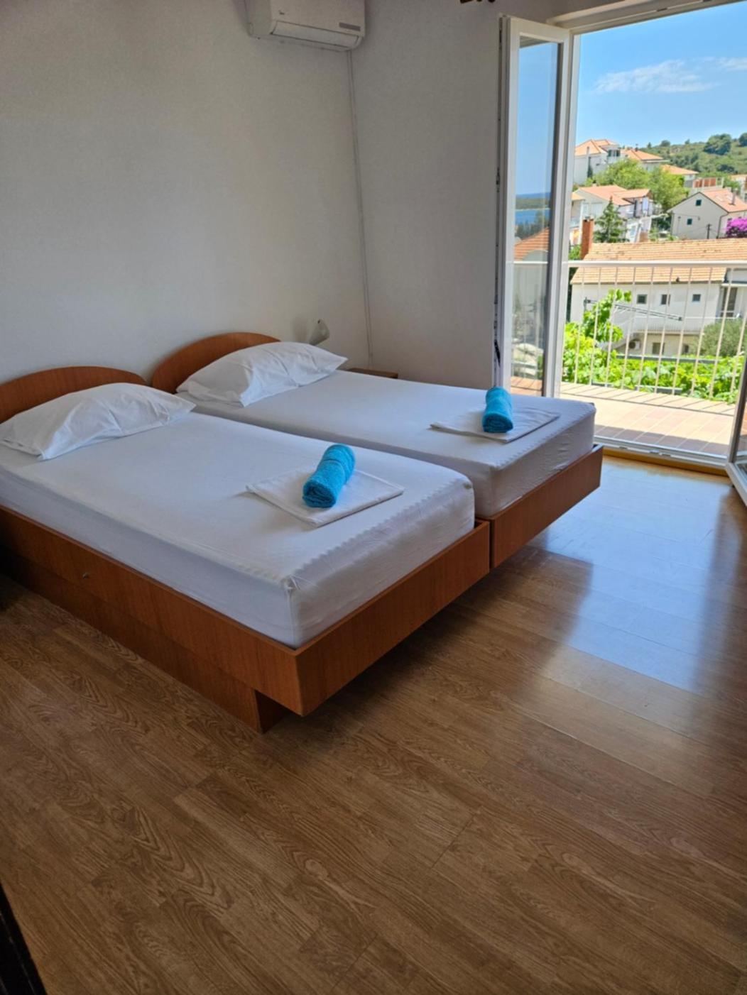 חוואר Luka'S Lodge Guesthouse & Hostel מראה חיצוני תמונה