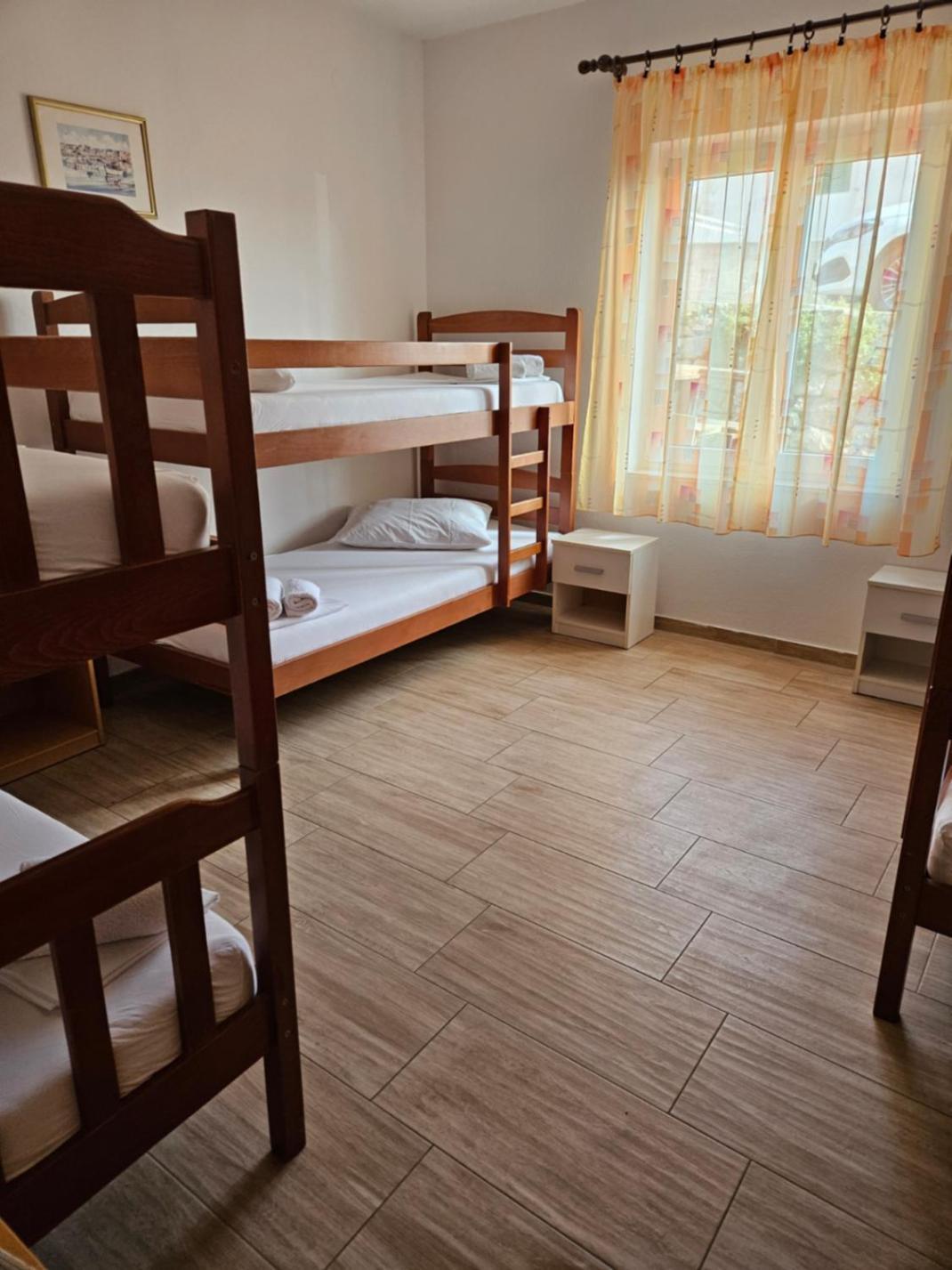 חוואר Luka'S Lodge Guesthouse & Hostel מראה חיצוני תמונה