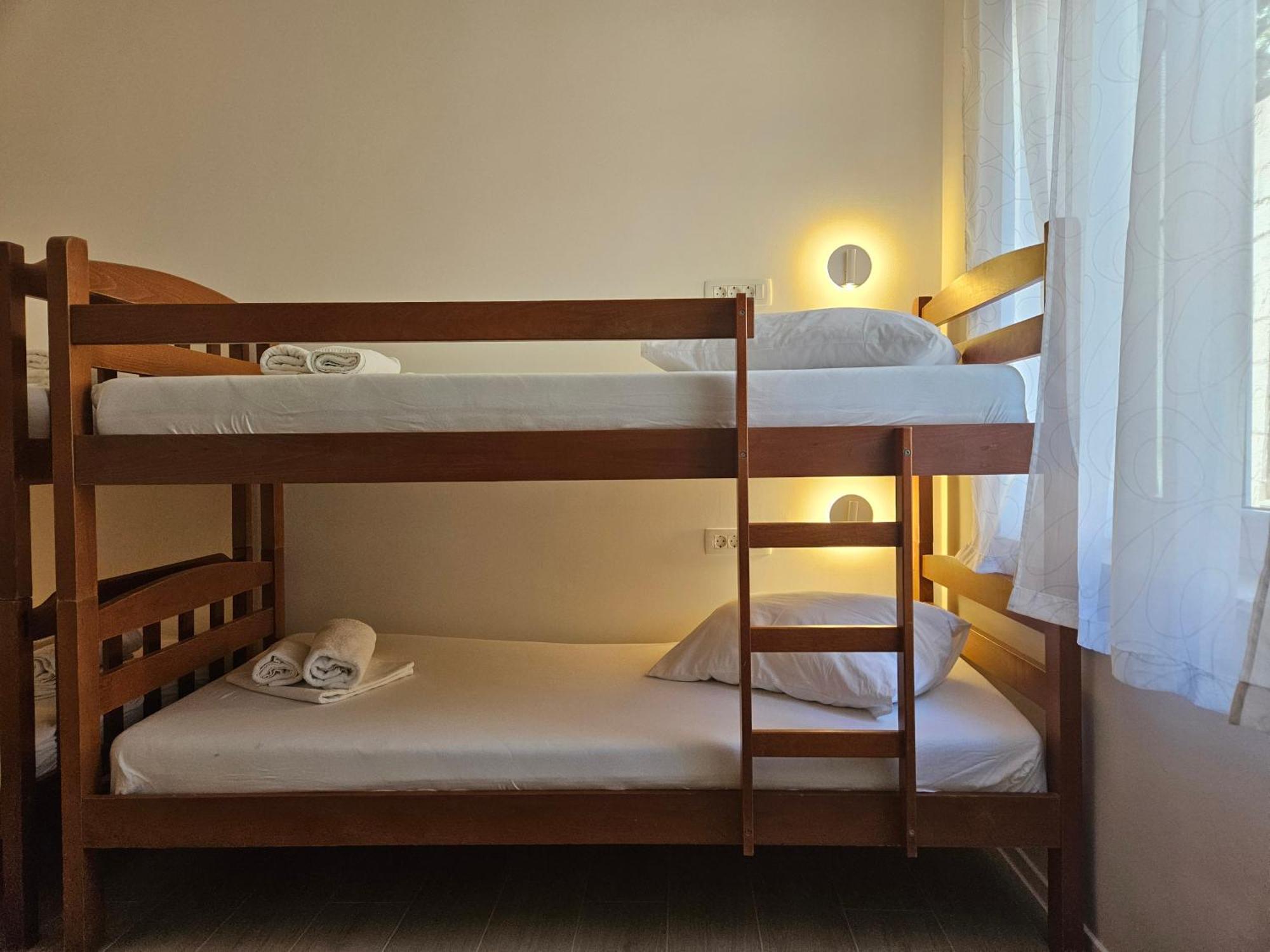 חוואר Luka'S Lodge Guesthouse & Hostel מראה חיצוני תמונה