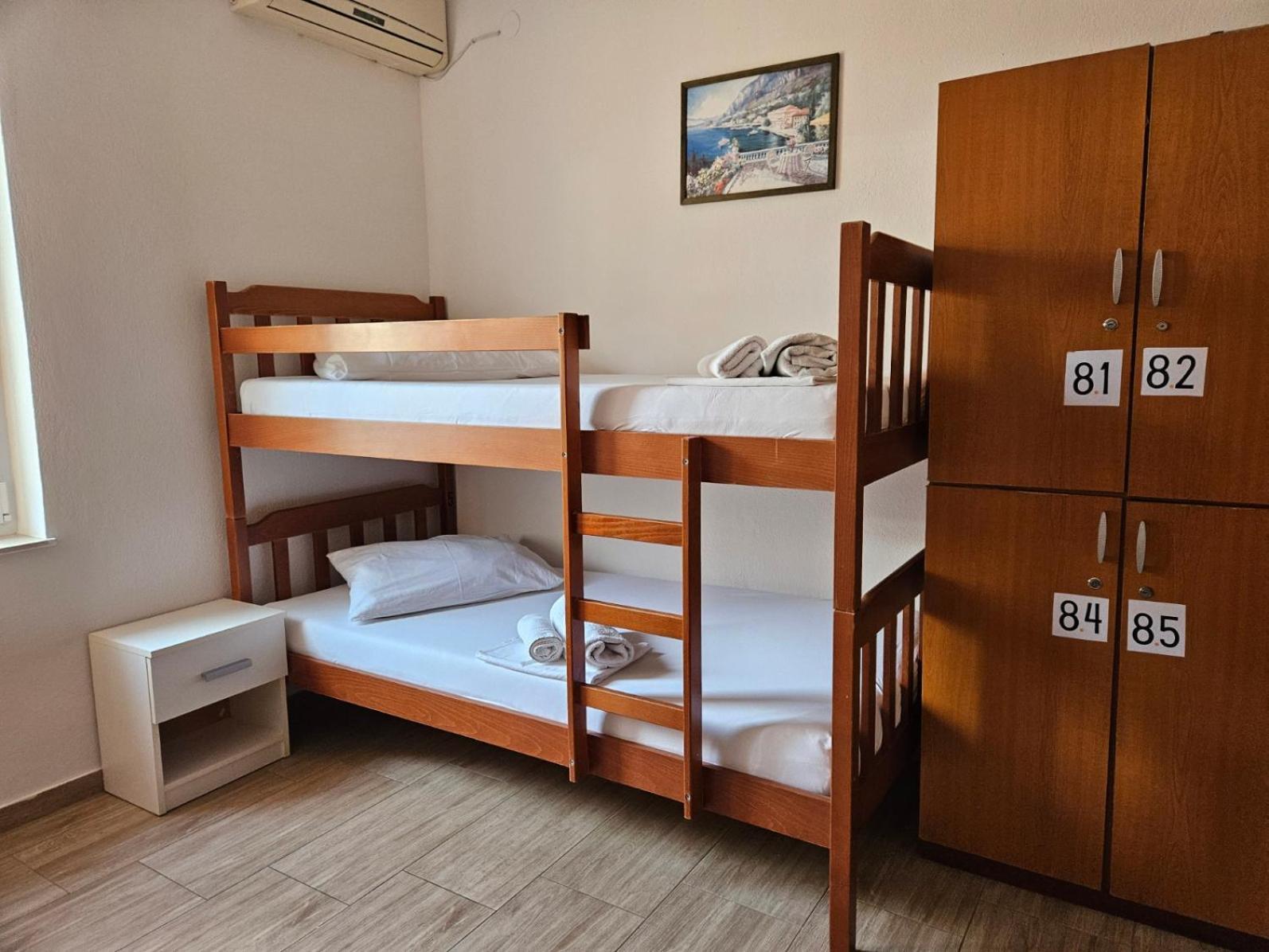 חוואר Luka'S Lodge Guesthouse & Hostel מראה חיצוני תמונה