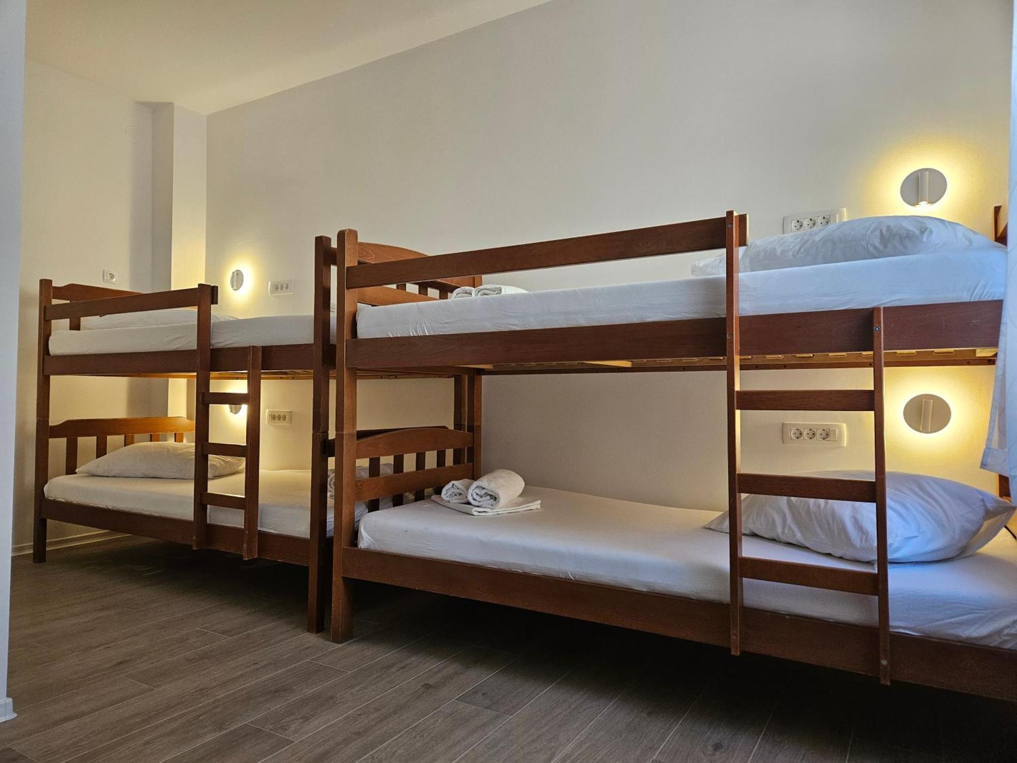 חוואר Luka'S Lodge Guesthouse & Hostel מראה חיצוני תמונה