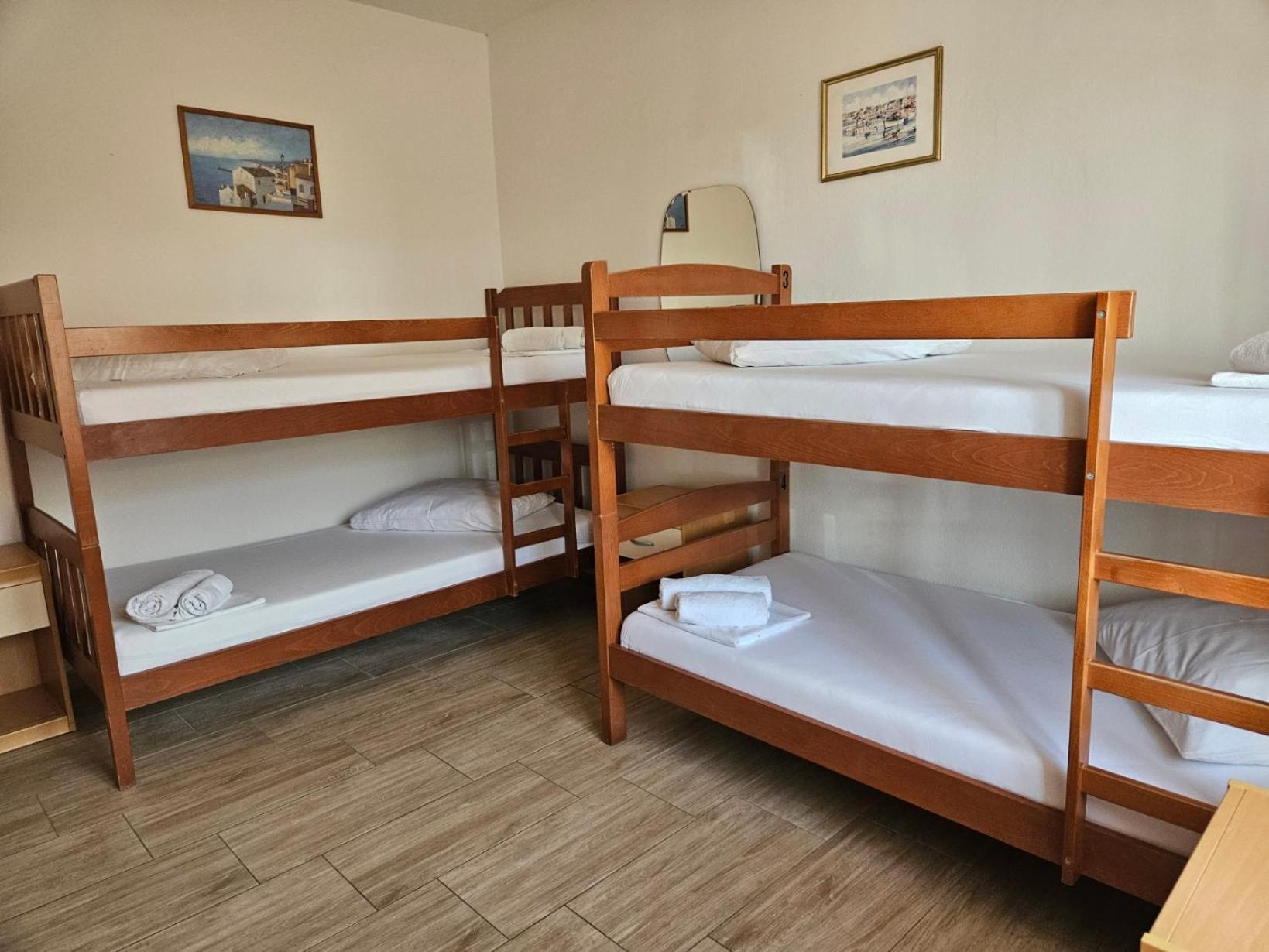 חוואר Luka'S Lodge Guesthouse & Hostel מראה חיצוני תמונה