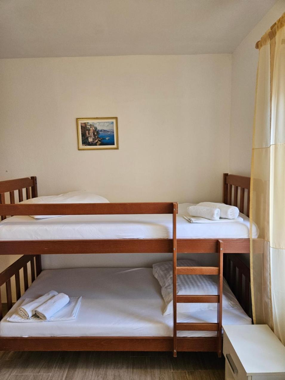חוואר Luka'S Lodge Guesthouse & Hostel מראה חיצוני תמונה