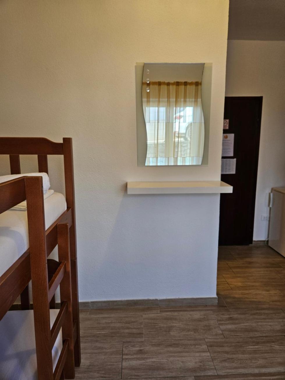 חוואר Luka'S Lodge Guesthouse & Hostel מראה חיצוני תמונה