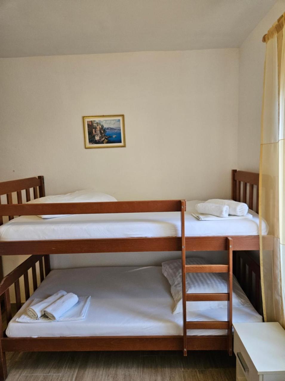 חוואר Luka'S Lodge Guesthouse & Hostel מראה חיצוני תמונה