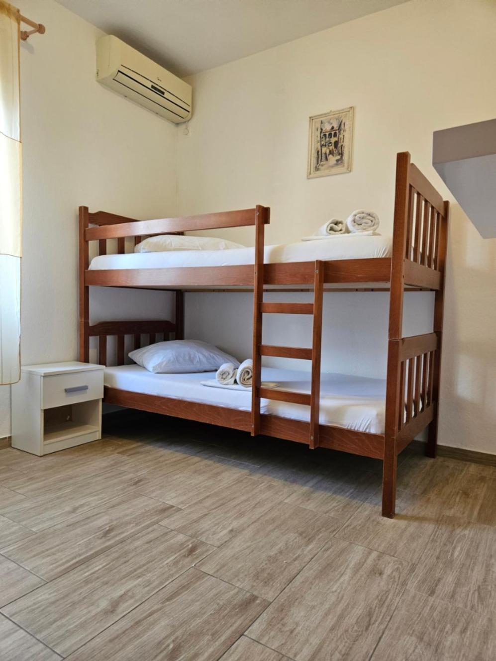 חוואר Luka'S Lodge Guesthouse & Hostel מראה חיצוני תמונה