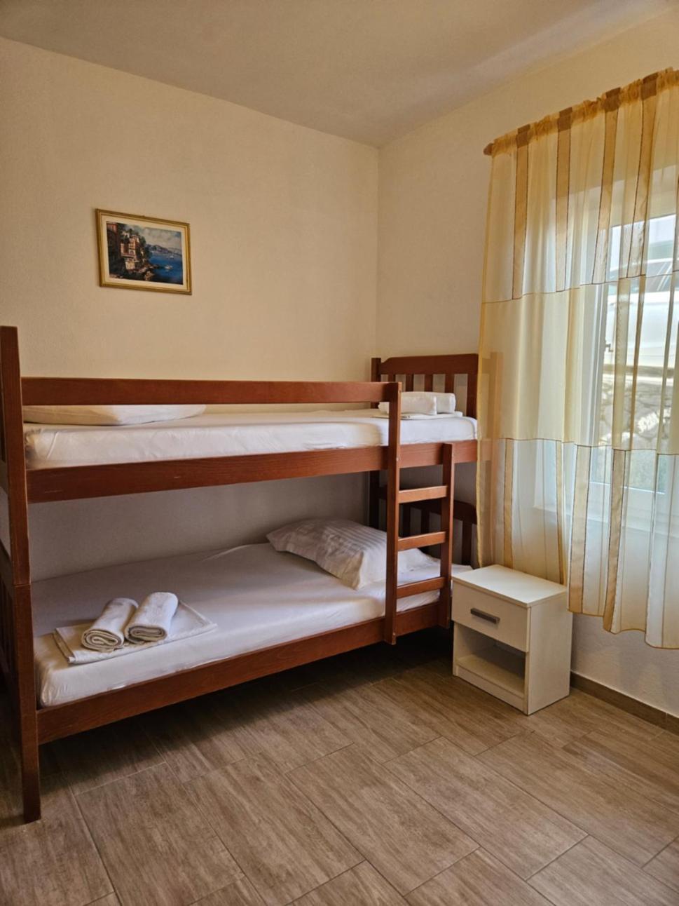 חוואר Luka'S Lodge Guesthouse & Hostel מראה חיצוני תמונה