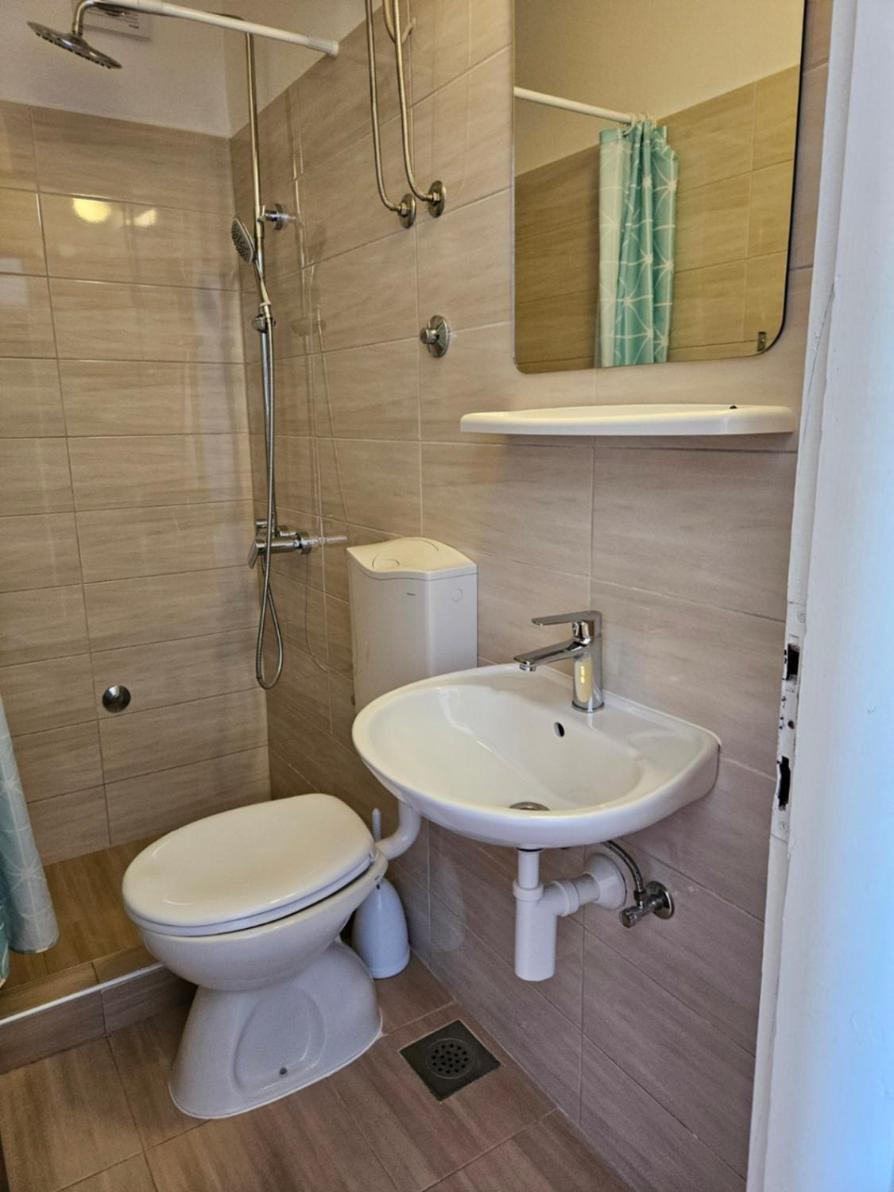חוואר Luka'S Lodge Guesthouse & Hostel מראה חיצוני תמונה